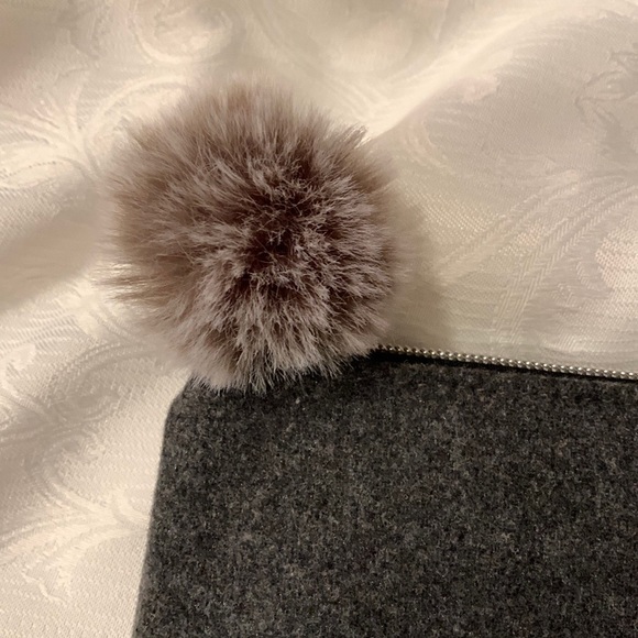 Gray bag with the Letter H, has Pom Pom on zipper - Picture 6 of 7
